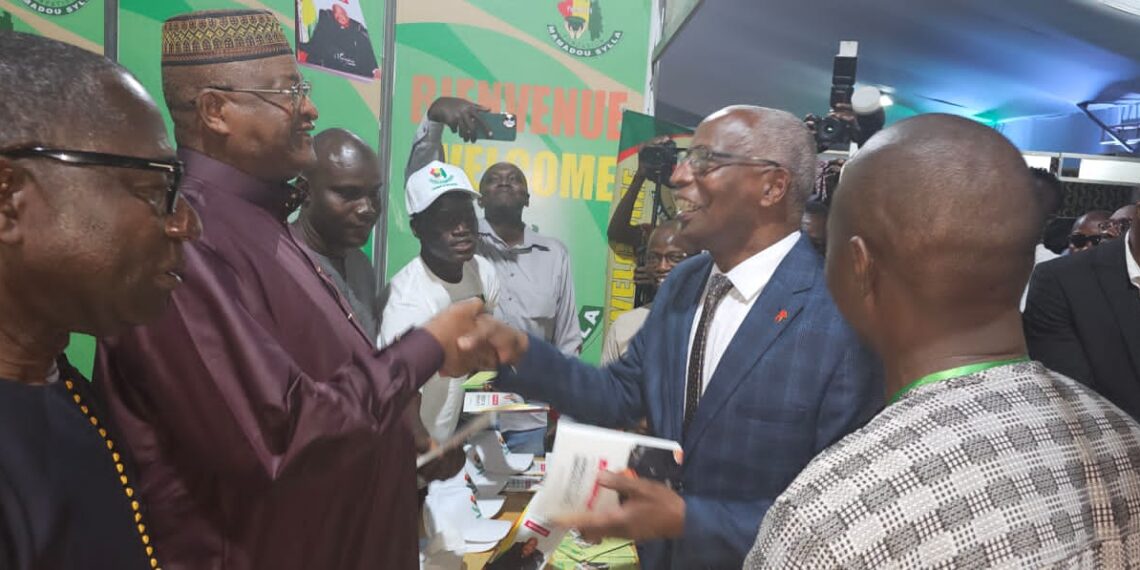 72H du livre de Conakry: le PM Bah Oury visite le stand de Fomasyl au Chapiteau